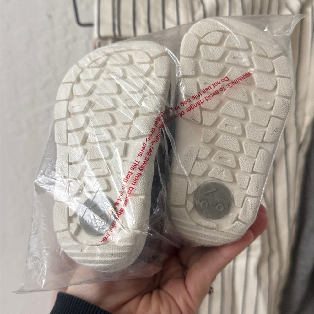 See Kai Run Basics Tenny Sneakers Black 4T Machine Washable Hook Loop Closure - Picture 3 of 3